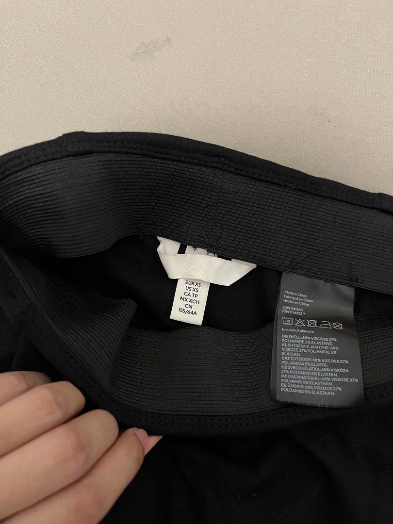 H&M Black Skirt Size XS (Category: Skirts) located in Marikina City. Submitted by maicsg_ (Listing ID 1465772652, Image 2). Description: - Brand: H&M - Size: XS (25-26 waist) - Color: Classic Black - Waistband: Elastic for a comfortable fit - Style: Simple, versatile, and easy to pair with any top or shoes for everyday wear.