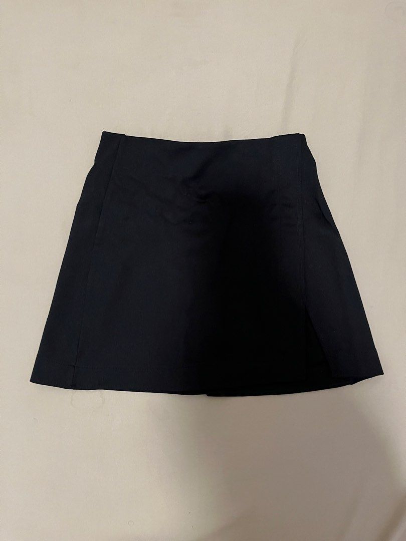 H&M Black Skirt Size XS (Category: Skirts) located in Marikina City. Submitted by maicsg_ (Listing ID 1465772652, Image 1). Description: - Brand: H&M - Size: XS (25-26 waist) - Color: Classic Black - Waistband: Elastic for a comfortable fit - Style: Simple, versatile, and easy to pair with any top or shoes for everyday wear.