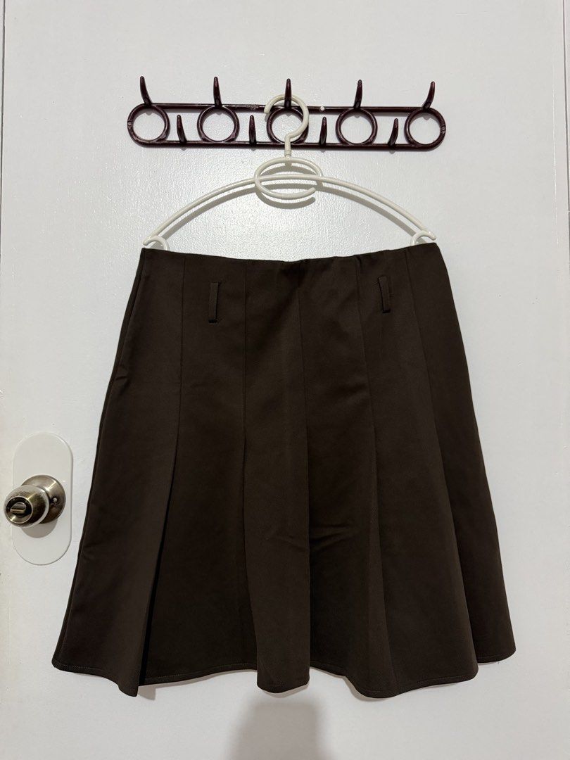H&M Brown Pleated Skirt (Category: Skirts) located in Las Pinas. Submitted by milkydeclutter (Listing ID 1465938225, Image 1). Description: - Brand/Model: H&M brown pleated skirt - Size: Medium - Fit: Drop-waist skater silhouette with structured, neat front pleats - Design: Simple pull-on waistband for easy wear - Versatility: Neutral color that pairs easily with anything and works great for layering Used once only..