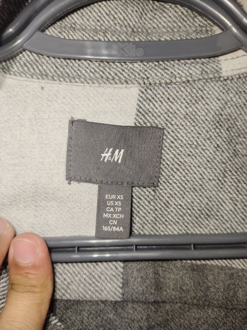 H&M CHECKERED POLO (Category: Tshirts & Polo Shirts ) located in Baguio. Submitted by baguiio_fiinds (Listing ID 1465893621, Image 3). Description: Preloved item. closet clean up. Needs washing.