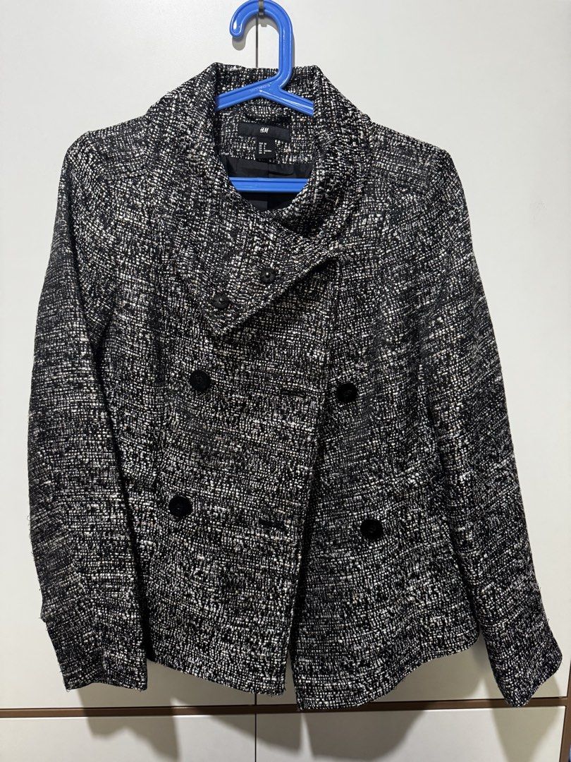 H&M coats (Category: Coats, Jackets and Outerwear) located in Valenzuela. Submitted by janettesevilla (Listing ID 1465788360, Image 1). Description: H&M coat.