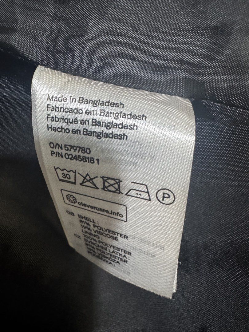 H&M coats (Category: Coats, Jackets and Outerwear) located in Valenzuela. Submitted by janettesevilla (Listing ID 1465788360, Image 3). Description: H&M coat.