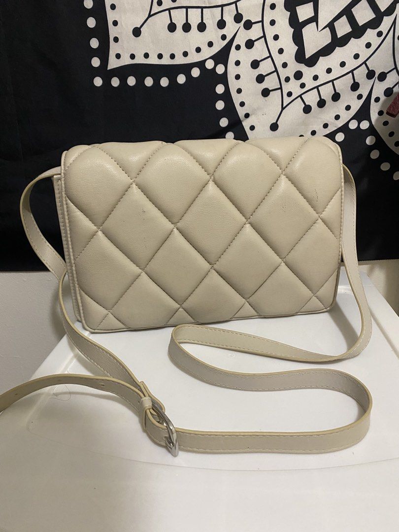 H&M CROSS BODY BAG (Category: Cross-body Bags) located in Valenzuela. Submitted by nixies.apparel (Listing ID 1465942637, Image 2). Description: - negotiable - perfect pang everyday - bought in paris h&m pa.