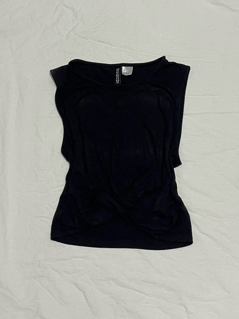 H&M Divided Black Sleeveless Knot Front Top (Category: Sleeveless) located in Quezon City. Submitted by jvnelie (Listing ID 1465859393, Image 1). Description: H&M DIVIDED Muscle Sleeveless Tee Code: B4 Size: S Price: ₱59 Description: Casual black sleeveless muscle tee / tank top from H&M DIVIDED. Lightweight and comfortable everyday piece, perfect for layering or wearing casually with shorts. Style Keywords: #HM #Divided #MuscleTee #Sleeveless #B