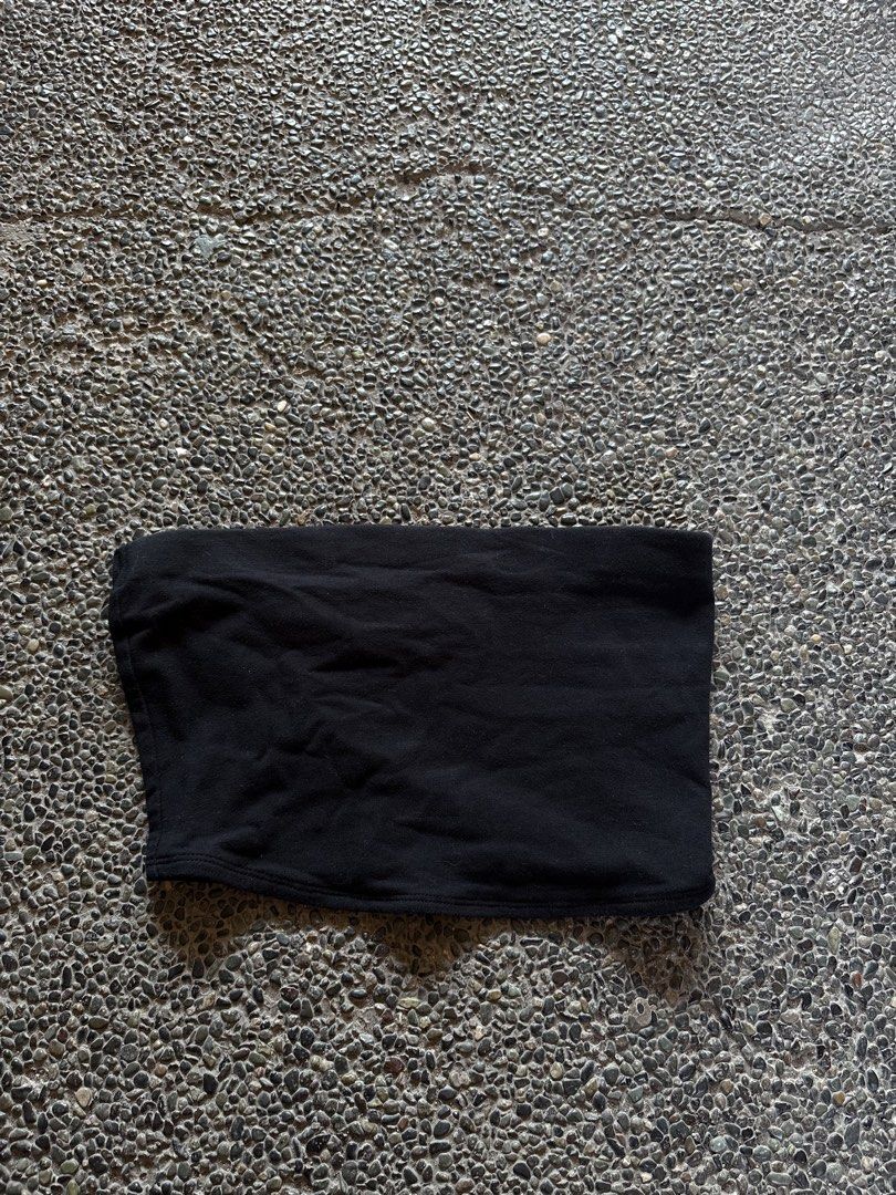 H&M Divided Black Tube Top Size S (Category: Sleeveless) located in San Fernando. Submitted by gigikyla (Listing ID 1465925836, Image 1). Description: - Brand: H&M Divided - Size: S (EUR/UK Small) - Color: Solid black - Material: Stretchy, comfortable fabric - Condition: Great basic staple, easy to match with any outfit.