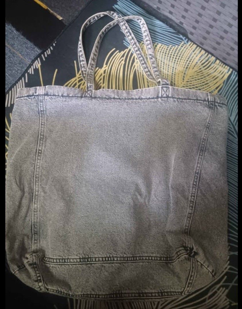 H&M Divided Denim Tote Bag (Category: Tote Bags) located in Manila. Submitted by fiercebird_38dcf5 (Listing ID 1465882459, Image 2). Description: - Brand: H&M Divided - Style: Denim tote bag / everyday carryall - Color: Classic grey wash with dark blue interior lining - Features: Sturdy shoulder straps, structured bottom stitching, roomy interior - Condition: Clean inside and out, great for books, laptops, and daily essentials.