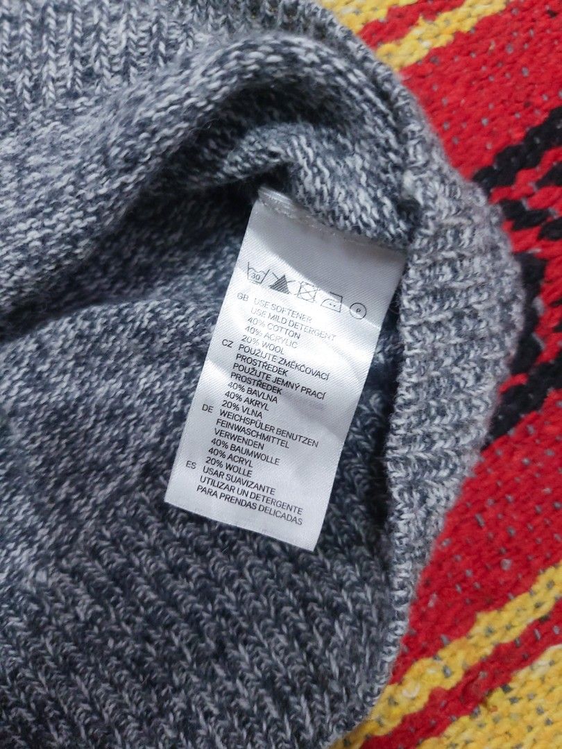 H&M Divided Grey Knit Sweater Size L (Category: Coats, Jackets and Outerwear) located in Pasay City. Submitted by zildsebas (Listing ID 1465932369, Image 3). Description: - Brand: H&M Divided - Color/Style: Grey marled knit sweater - Size: L - Design: Crew neck with long sleeves - Condition/Use: Comfortable layering piece for colder days 490 Free Delivery .