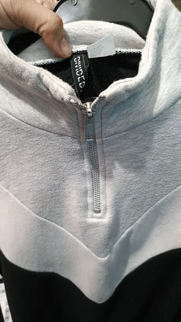 H&M Divided Quarter Zip Two-Tone Sweatshirt (Category: Coats, Jackets and Outerwear) located in Quezon City. Submitted by davidclothing (Listing ID 1465760028, Image 2). Description: - Brand: H&M (Divided) - Design: Grey top and black bottom with a stylish chevron seam - Features: Stand collar, metal zipper, long sleeves, and ribbed cuffs - Interior: Soft fleece lining for extra warmth and comfort - Style: Casual pullover, perfect for everyday we