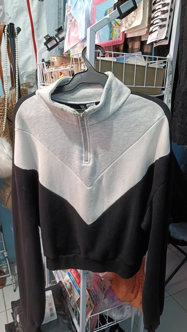 H&M Divided Quarter Zip Two-Tone Sweatshirt (Category: Coats, Jackets and Outerwear) located in Quezon City. Submitted by davidclothing (Listing ID 1465760028, Image 1). Description: - Brand: H&M (Divided) - Design: Grey top and black bottom with a stylish chevron seam - Features: Stand collar, metal zipper, long sleeves, and ribbed cuffs - Interior: Soft fleece lining for extra warmth and comfort - Style: Casual pullover, perfect for everyday we