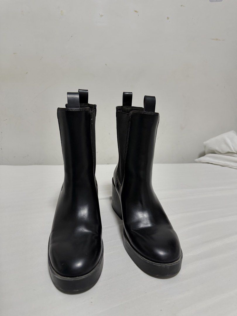 H&M LEATHER BLACK CHELSEA BOOTS (Category: Boots) located in Caloocan City. Submitted by shehadtogo.ph (Listing ID 1465785588, Image 2). Description: • Size 38 • Condition: 9/10 • Used once, looks like brand new • No original box • Dusty from storage and needs wiping/cleaning Can send more photos/videos upon request. Just DM! 📩.