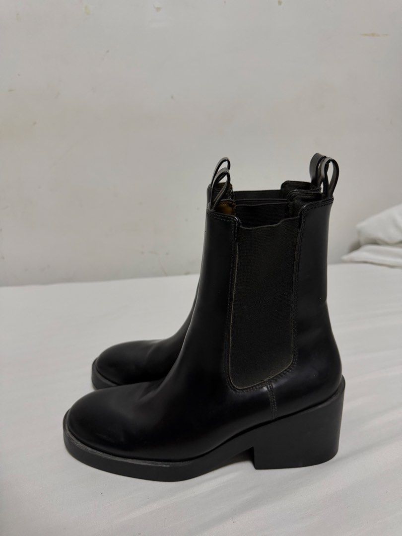 H&M LEATHER BLACK CHELSEA BOOTS (Category: Boots) located in Caloocan City. Submitted by shehadtogo.ph (Listing ID 1465785588, Image 3). Description: • Size 38 • Condition: 9/10 • Used once, looks like brand new • No original box • Dusty from storage and needs wiping/cleaning Can send more photos/videos upon request. Just DM! 📩.
