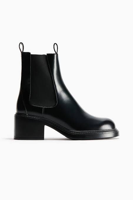 H&M LEATHER BLACK CHELSEA BOOTS (Category: Boots) located in Caloocan City. Submitted by shehadtogo.ph (Listing ID 1465785588, Image 1). Description: • Size 38 • Condition: 9/10 • Used once, looks like brand new • No original box • Dusty from storage and needs wiping/cleaning Can send more photos/videos upon request. Just DM! 📩.