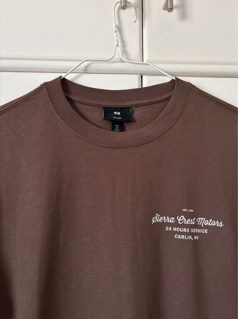 H&M RELAXED FIT PRINTED T-SHIRT (Category: Tshirts & Polo Shirts ) located in Bulacan. Submitted by kennyfindss (Listing ID 1465883421, Image 2). Description: Size on Tag: Small — can fit Medium to Large | Unisex W: 20–20.5” L: 28” Sleeves: 8–8.5” Color Rate: 10/10 Condition: Brand New Fabric/Material: Cotton DM TO PURCHASE .