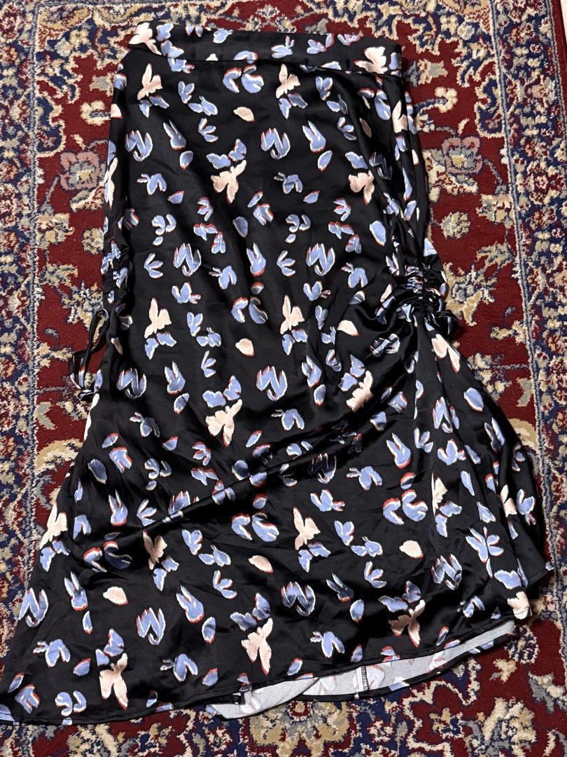 H&M midi skirt (Category: Skirts) located in San Pablo. Submitted by iamtrina (Listing ID 1465882956, Image 2). Description: With ruching on the sides (adjustable) Fits up to 30-32” waist 38-40”hips 35” length Flaws: some runs on the fabric ( noticeable on one side ruching).