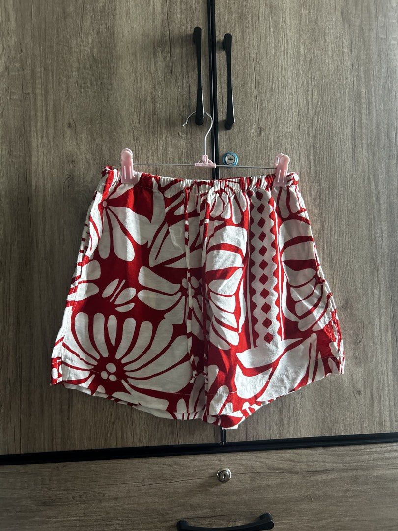 H&M Red and white patterned shorts (Category: Shorts) located in Makati City. Submitted by magwayr19 (Listing ID 1465802306, Image 1). Description: - Size: XS (EU/US/CA/MX/CN sizing tag attached) - Material: Lightweight and comfortable for warm weather .