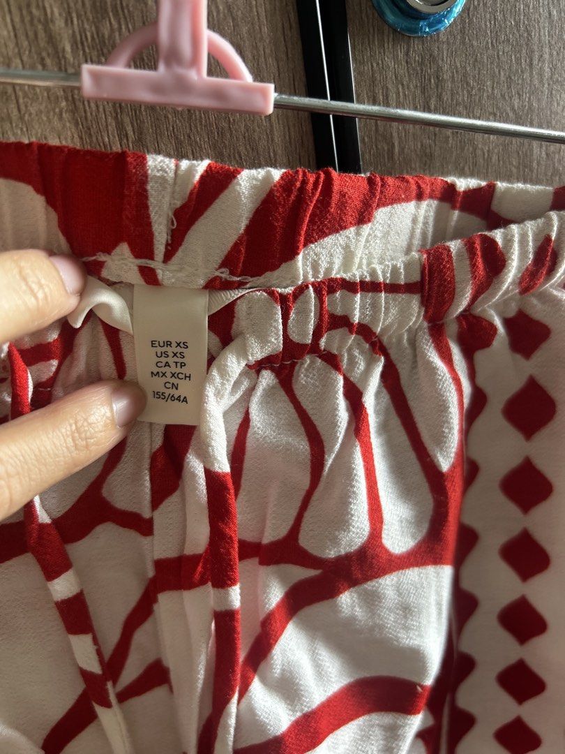 H&M Red and white patterned shorts (Category: Shorts) located in Makati City. Submitted by magwayr19 (Listing ID 1465802306, Image 2). Description: - Size: XS (EU/US/CA/MX/CN sizing tag attached) - Material: Lightweight and comfortable for warm weather .