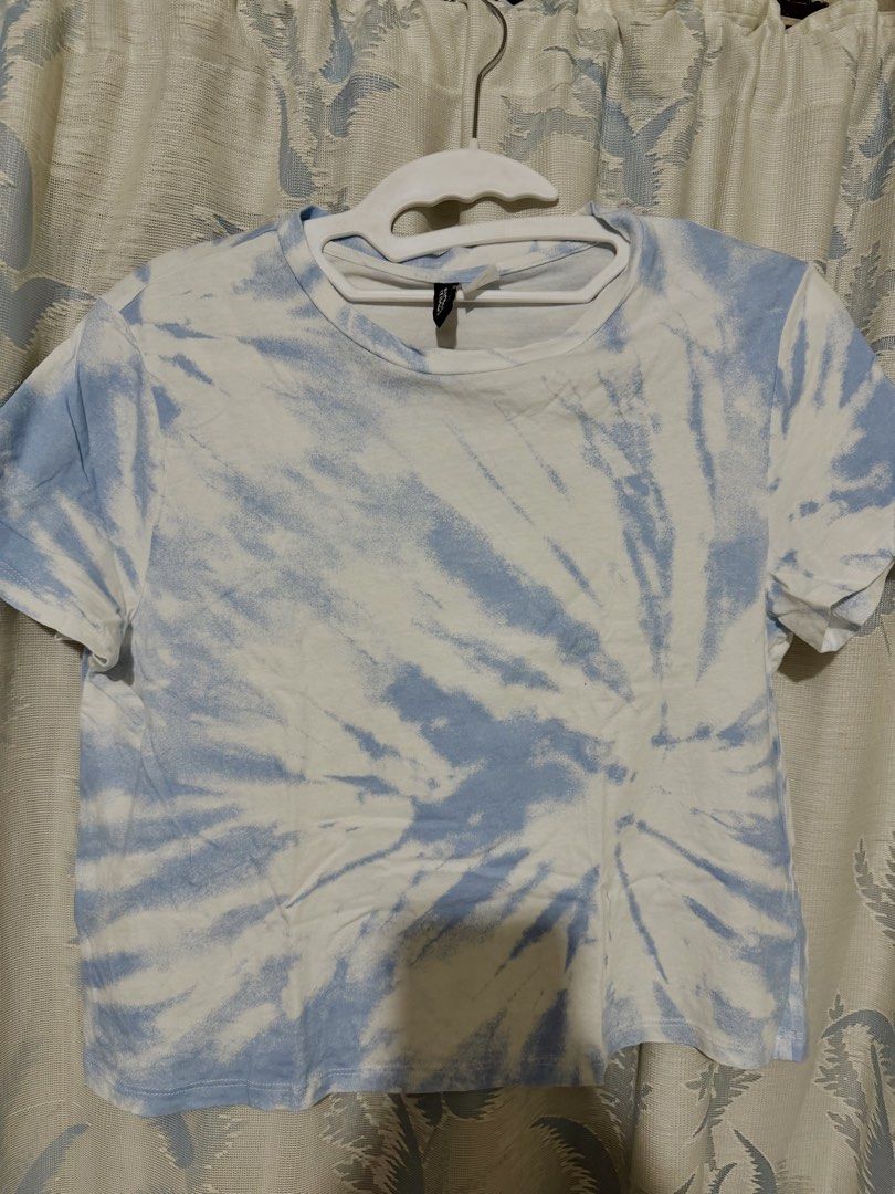 H&M tie dye shirt (Category: Shirts) located in Rizal. Submitted by lmbelle (Listing ID 1465940441, Image 1). Description: Tie-dye blue and white shirt.