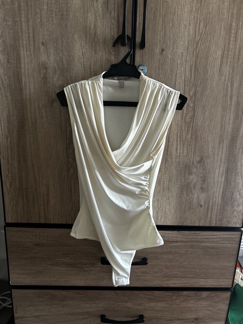 H&M White Draped Bodysuit Size XS (Category: Blouses) located in Makati City. Submitted by magwayr19 (Listing ID 1465769999, Image 1). Description: H&M - Style: Sleeveless bodysuit with draped neckline and side gathering - Size: Extra Small (XS) .