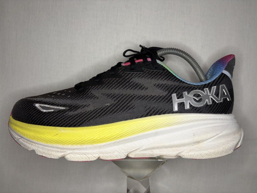 HOKA Clifton 9 (Category: Sneakers) located in Cainta. Submitted by natesar1021822 (Listing ID 1465942310, Image 1). Description: Size 9.5.
