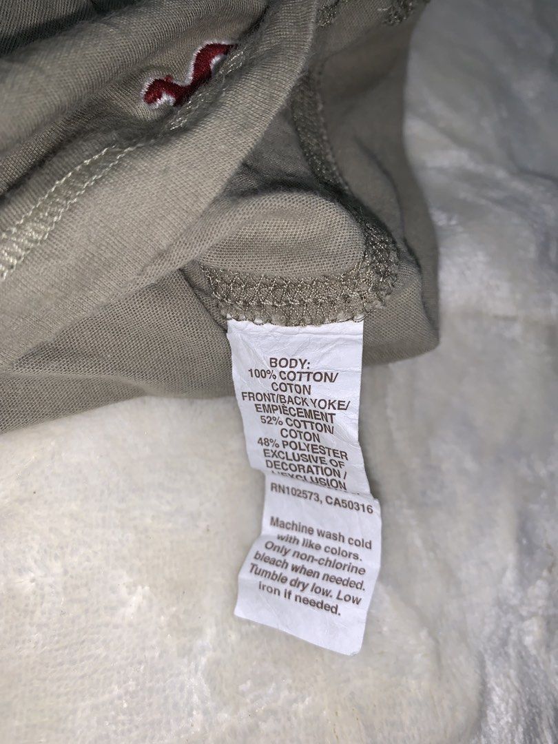 Hollister Henley Top (Category: Others Tops) located in Tubigon. Submitted by krazy.kimpoy (Listing ID 1465848387, Image 3). Description: size Small on tag have a very small pinhole #y2k #holister #henley.