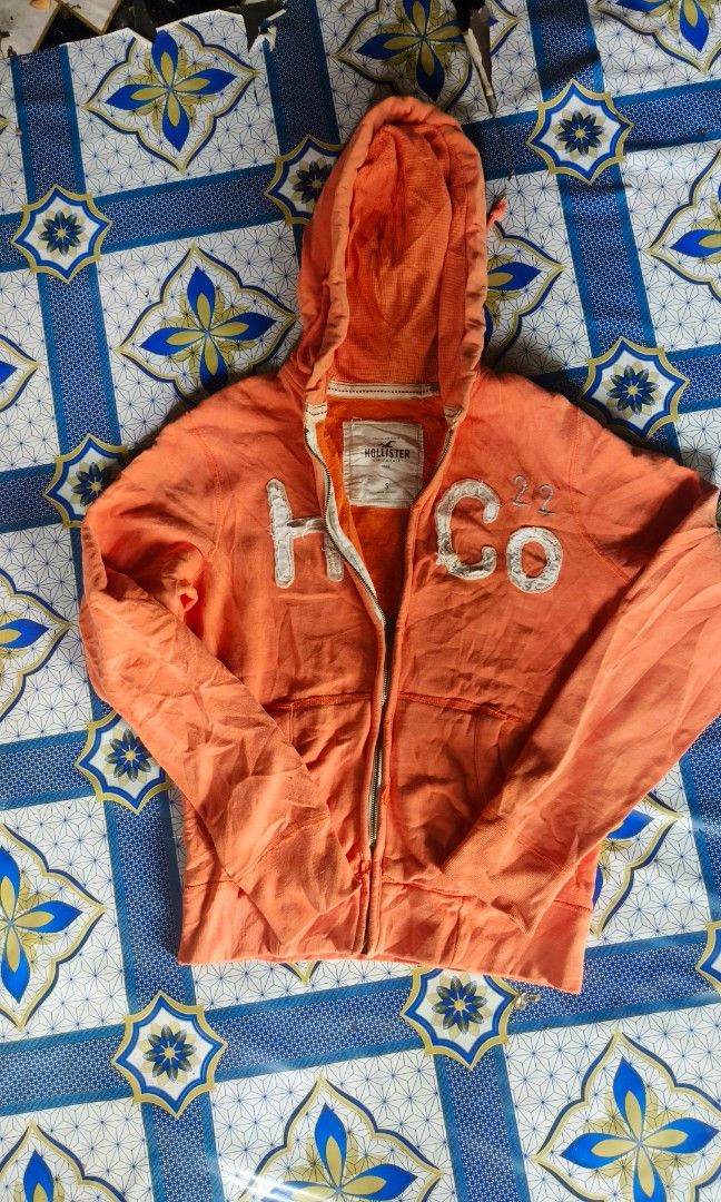Hollister hoodie jacket (Category: Coats, Jackets and Outerwear) located in Manila. Submitted by mackussil (Listing ID 1465873070, Image 1). Description: as new condition issue is in the last picture complete tags not faded.