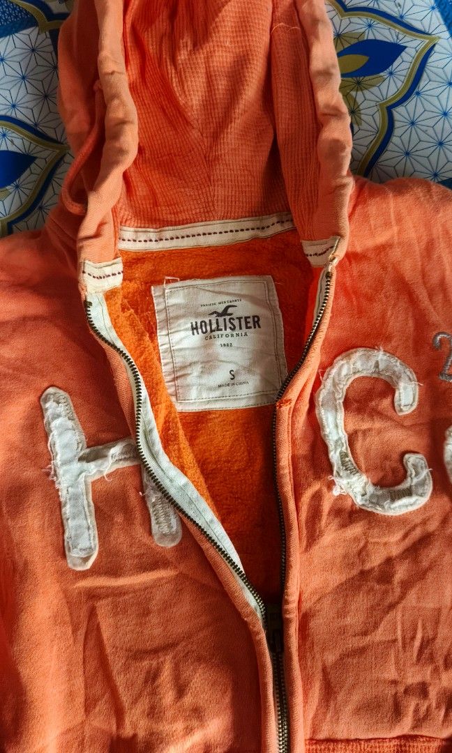 Hollister hoodie jacket (Category: Coats, Jackets and Outerwear) located in Manila. Submitted by mackussil (Listing ID 1465873070, Image 2). Description: as new condition issue is in the last picture complete tags not faded.