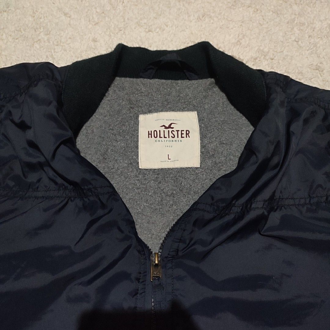 Hollister Navy Blue Bomber Jacket (Category: Coats, Jackets and Outerwear) located in Manila. Submitted by anthonig (Listing ID 1465872662, Image 2). Description: Color may vary due to lighting Length: 25.5 inches Width: 24 inches Price: 400 pesos Condition: 9.6/10 Issues: none PM if interested or for inquiries Meetups within MANILA only Can do shipping at buyers expense.