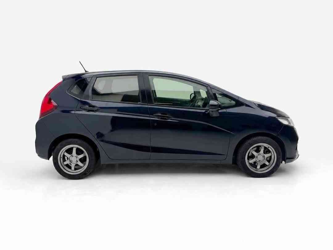 Honda Jazz 1.3 (A) (Category: Used Cars) located in Singapore. Submitted by vincar_pre-owned (Listing ID 1465814143, Image 2). Description: 1 owner with very low mileage travelled. Most popular Honda hatchback for your family. Contact us today to arrange a viewing for this unit at the v1ncar pre-owned showroom now! Features: 1.3L Earth Dreams I-VTEC engine, 97bhp, CVT auto transmission with paddle shifters, ABS, airbags, cruise/traction control, 