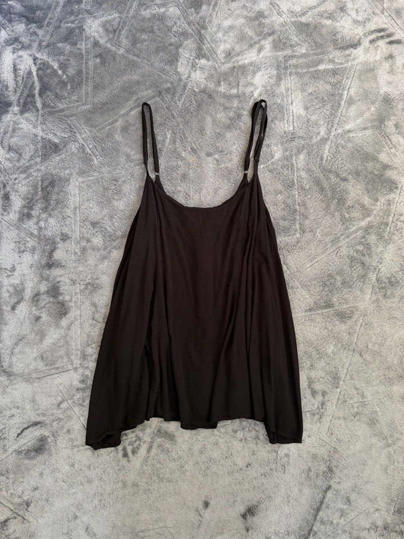Hot Topic Black Tank Top Size 3 (Category: Sleeveless) located in Manila. Submitted by yeti_it (Listing ID 1465761017, Image 1). Description: - Brand: Hot Topic - Size: 3 - Material: 97% rayon, 3% spandex (soft & flowy) - Straps: Adjustable spaghetti straps - Versatile basic piece, great for layering or everyday wear.