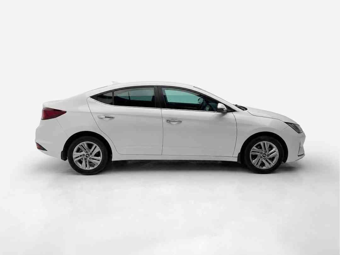 Hyundai Avante 1.6 'S' (A) (Category: Used Cars) located in Singapore. Submitted by vincar_pre-owned (Listing ID 1465864464, Image 2). Description: Good condition. Smooth and reliable platform for a reliable and fuel-efficient drive, spacious and comfortable for family use. Contact us today to arrange a viewing at the V1ncar pre-owned showroom now! Features: Fuel efficient 1.6L 4 cylinder inline 16 valve DOHC engine, 6 speed auto, producing 125bh