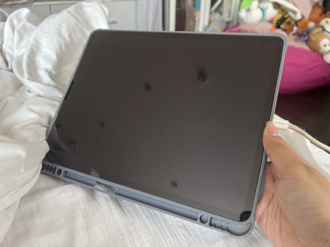 iPad Pro 12.9 inch 3rd gen 512 gb (Category: iPad) located in Quezon City. Submitted by kawaiikookies.ph (Listing ID 1465851877, Image 2). Description: Has screen protector and iPad skin since day 1 Rfs: downsizing .