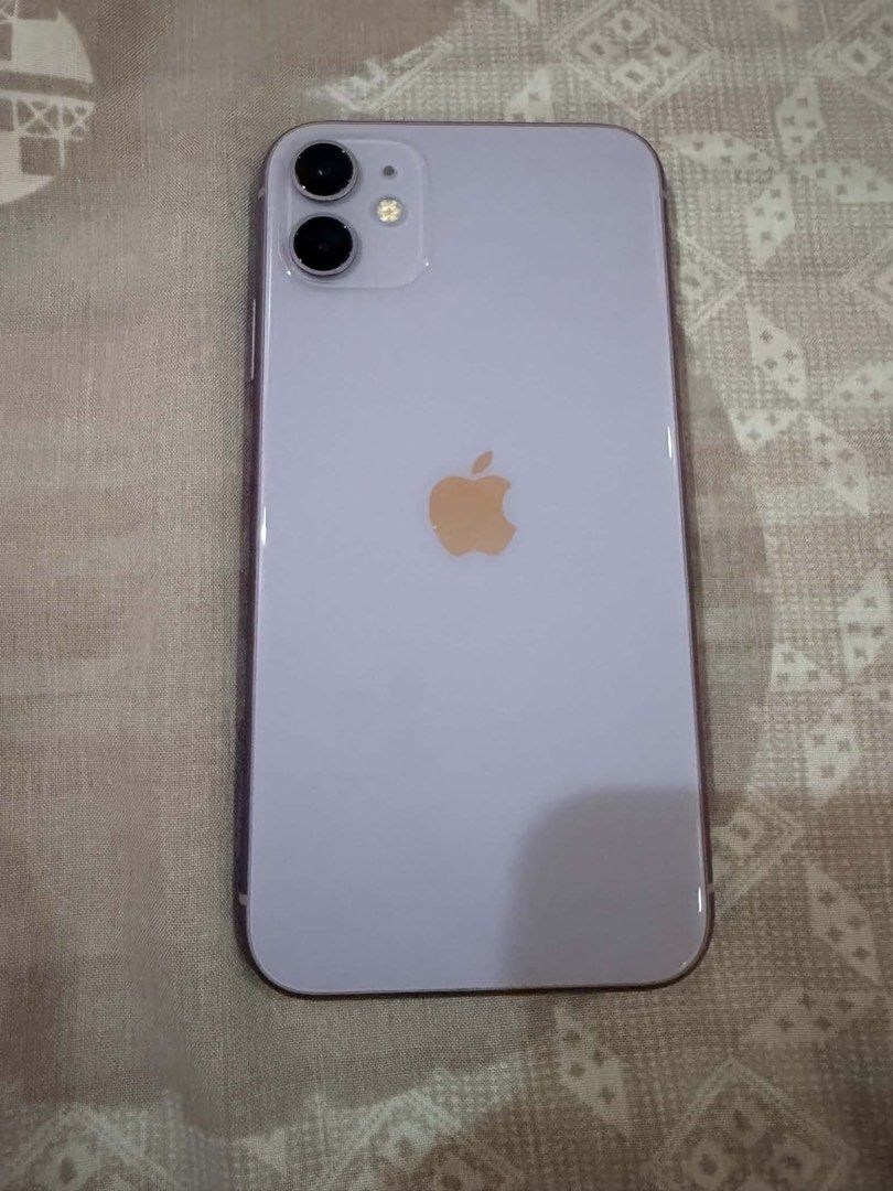 Iphone 11 (Category: iPhone 11 Series) located in Cabanatuan. Submitted by sintrampas23966 (Listing ID 1465894425, Image 2). Description: 128 GB Lady Owned 71 Battery Health.