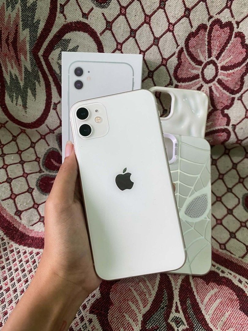 iphone 11 256Gb (Category: iPhone 11 Series) located in Manila. Submitted by loydlim123 (Listing ID 1465871574, Image 3). Description: FOR SALE IPHONE 11 (WHITE) - (256 GB) - ios 26.1 - No Sim restrictions - Genuine Camera - 97% battery health (orig batt pa) - Face id Working -Malinaw front & back camera - True Tone -Ready for use na -Auto check -makinis pa -smooth -no hard touch - WITH CHARGER AND 2CASES/ BOX ISSUE NO RESET.