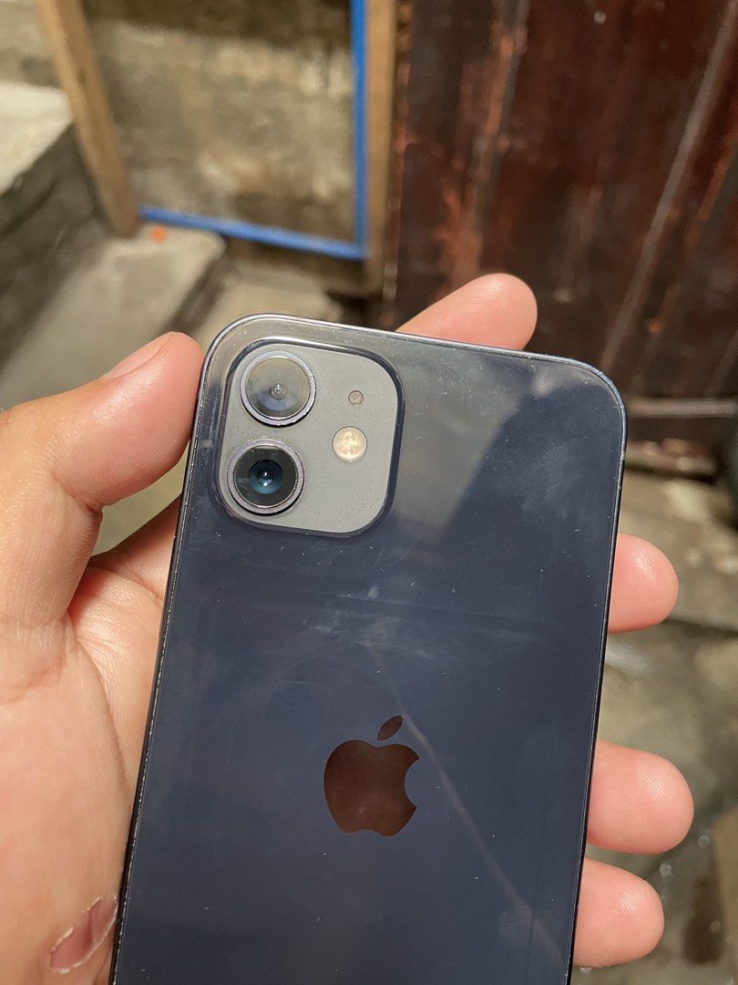 iphone 12 64gb (Category: iPhone 12 Series) located in Manila. Submitted by markagcaoili19 (Listing ID 1465816162, Image 2). Description: iphone 12 64gb all working IOS 27.1 nasya 100% battery health (replace) factory unlock unli reset/check sa meet up unit case charger issue: rear cam 1x-5x blured sya pag malayo yung kuha, pero pag malapit malinaw ( auto focus issue) (0.9-0.5 malinaw) south caloocan loc MOMUMENTO.