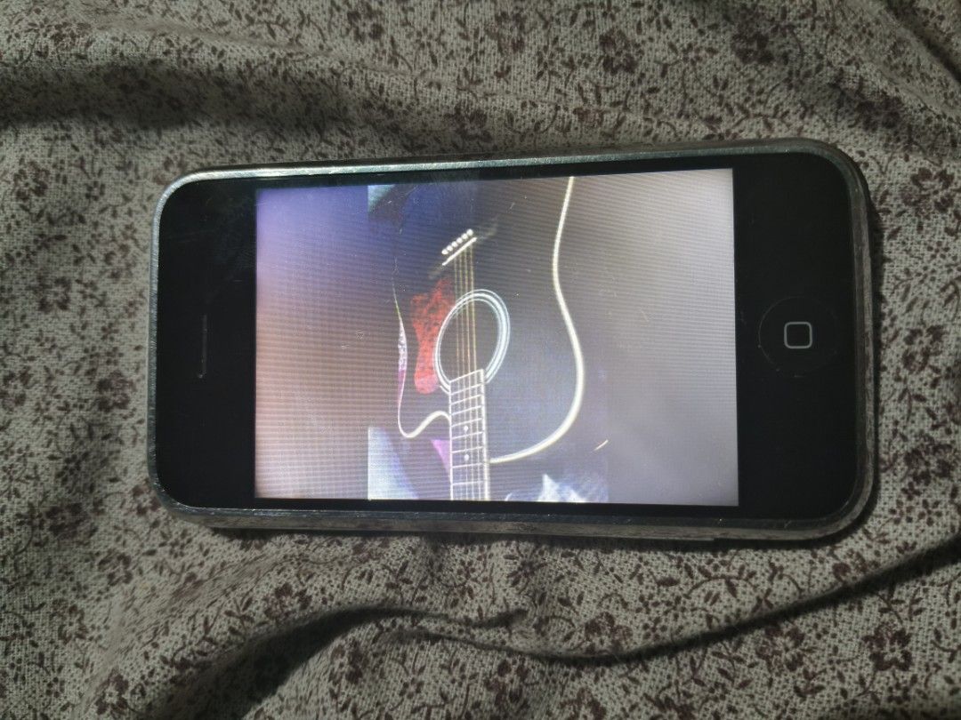 IPhone 2G (1st generation) (Category: Others) located in Valenzuela. Submitted by darr3nn (Listing ID 1465886719, Image 3). Description: Iphone 2G (1st gen) rare Item Working all Camera good pa sya as in vintage cam kung favorite nyo mga retro vibes May charger pero chord lng meron ako 8Gb storage No Box Mura na yan 10K sa iba yan 14k-15k yan.