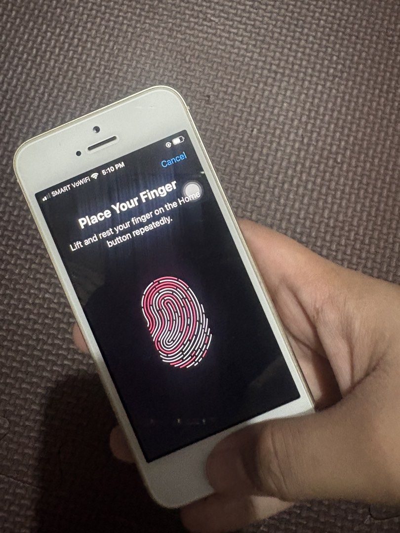 Iphone 5SE (Category: Other Mobile & Gadget Accessories) located in Manila. Submitted by jennielynr54043 (Listing ID 1465854050, Image 3). Description: Good na goods pa minor issue lg but not affect the performance .