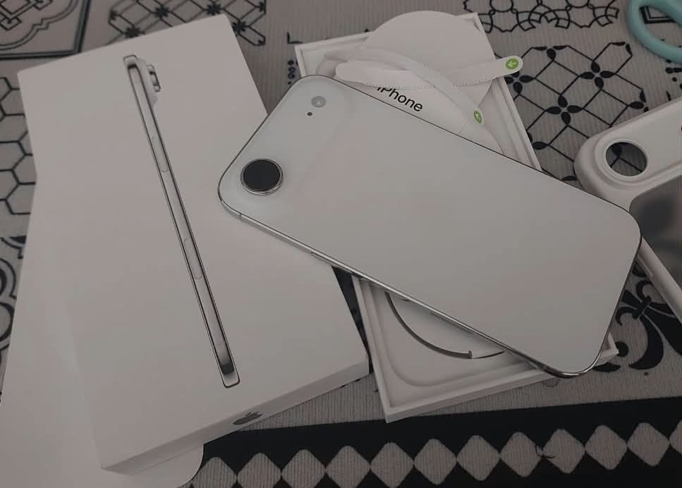 Iphone Air (Category: iPhone Air Series) located in Manila. Submitted by fourleafclover04 (Listing ID 1465849365, Image 3). Description: Iphone air Pass sa barat Pass sa buy & sell Color : cloud white 256gb 16cc No issue SMARTLOCKED Ntc Almost brandnew Underwrnty sept, 2027 1week old Complete Original box & cord Rfs : need funds.