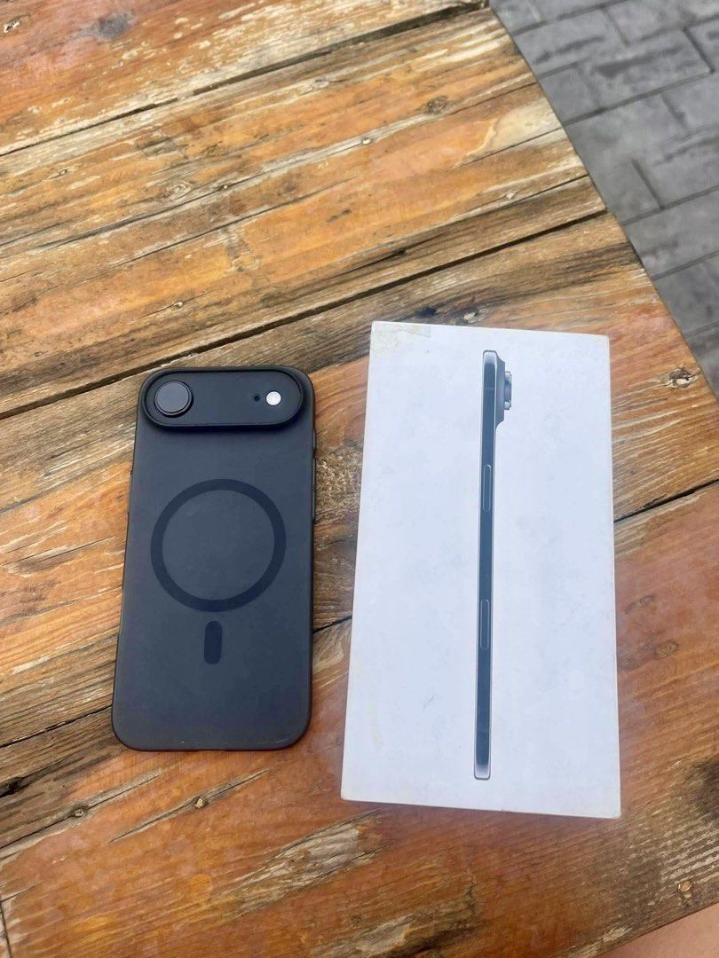 iPhone Air (Category: iPhone Air Series) located in Las Pinas. Submitted by dorothymuyar (Listing ID 1465881984, Image 1). Description: - any sim courier - used for a year only - 92% batt health - minor scratches on edges (never used a case kasi it felt heavy) - loc: kawit, cavite - RFS: need emergency funds.