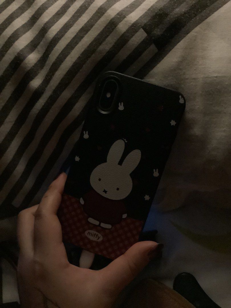 iphone x 256 gb (lady owned) (Category: iPhone X Series) located in Muntinlupa City. Submitted by plumthief (Listing ID 1465891773, Image 3). Description: white iphone x 256 gb! NOT A SCAM! RFS: need funds — GREAT quality front & back cam — replaced lcd & battery but not an issue because it’s working well! — personal owned / lady owned! — i use this daily — NO true tone but serves its purpose! — NO dents or scratches visible! — inclusions: case o