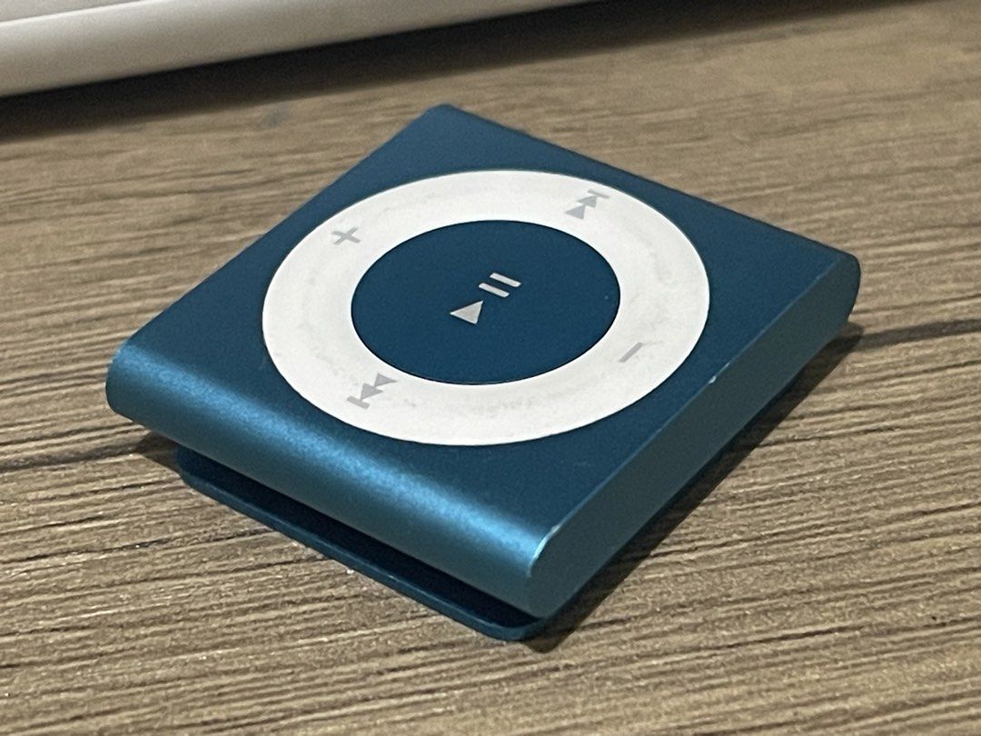Ipod shuffle 4th gen 2gb makinis (Category: Portable Music Players) located in Caloocan City. Submitted by red_rob (Listing ID 1465835344, Image 3). Description: Original Apple Ipod Shuffle 4th gen 2gb All goods yan kaya lang d ko makita un charger kaya AS IS BASIS pa rin Nakatabi lang kaya d matandaam san na rin nalagay charger Makinis yan kita naman UNIT ONLY AS IS WHERE IS PAJO CALOOCAN.