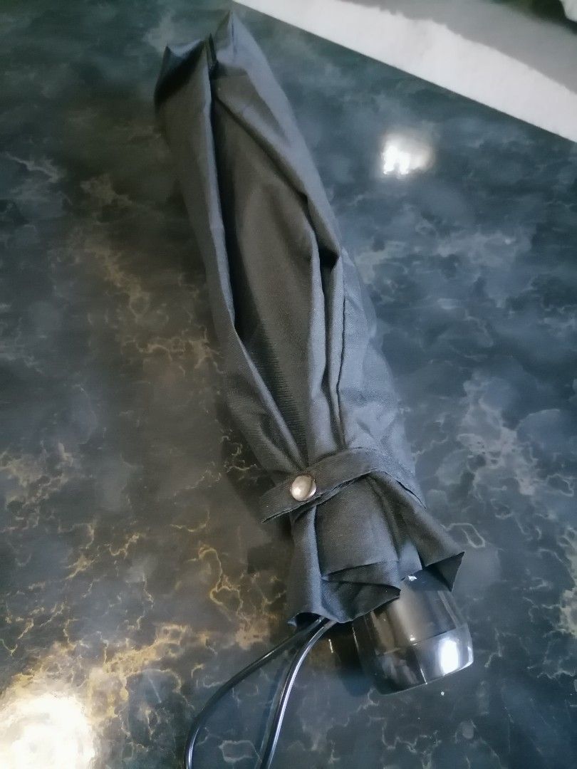 Japan Big Folding Umbrella (Category: Other Accessories) located in Butuan. Submitted by az-branded.items (Listing ID 1465938029, Image 3). Description: Big at magaan lang New- naka plastic pa ang handle Matibay po kapag galing Japan.