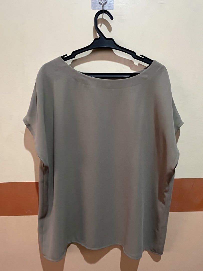 Japan Top Short Sleeve Bundle (Category: Blouses) located in Binan City. Submitted by hannahbanana928 (Listing ID 1465832791, Image 2). Description: Office Tops Bundle — Medium Decluttering my office tops! 💕 Selling **breathable, comfy short-sleeve office tops**, perfect for work or everyday wear. ✨ **Size:** Medium ✨ **Fabric:** Breathable & comfortable ✨ **Condition:** Pre-loved, good condition 💰 **Price:** • 1 top — **₱150** • 2 tops — **₱25