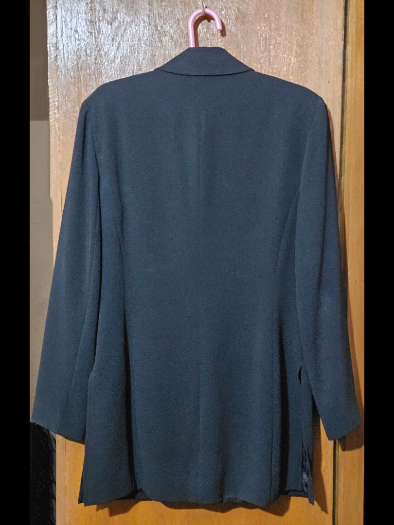 Jones New York Black Long-line Button Blazer (Category: Coats, Jackets and Outerwear) located in Quezon City. Submitted by mb.tan (Listing ID 1465930479, Image 2). Description: - Size: Small to medium (US 6-EUR 38-UK 10) - Color: Black - Upper material: 64% triacetate, 36% polyester - Lining: 100% acetate - Appropriate as officewear and smart casual settings. Price is negotiable Payment: Gcash Delivery: Sf to be shouldered by buyer. Meetups: Any 