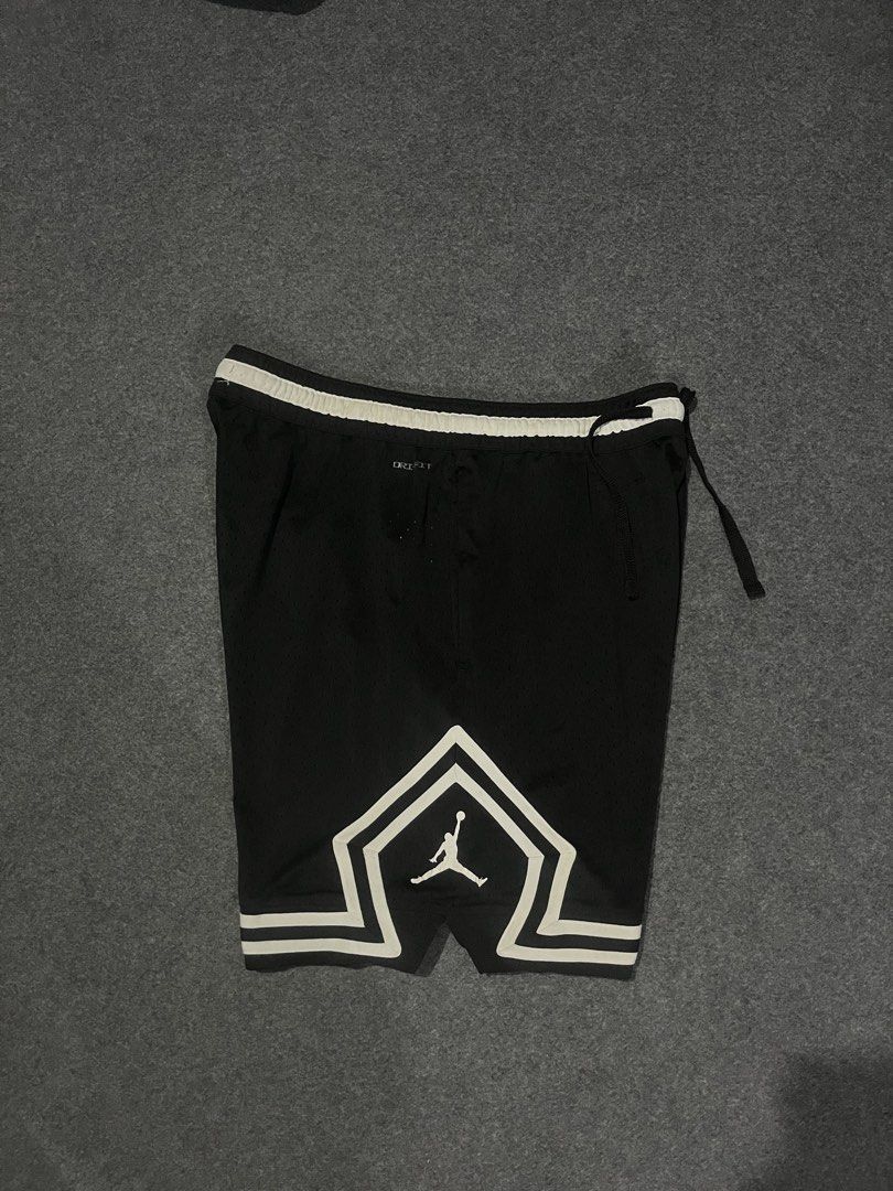Jordan diamond short (Category: Changing Mats & Accessories) located in Lapu Lapu. Submitted by jhonrener41426 (Listing ID 1455724471, Image 1). Description: Size 34 Length-19.5 Leg opening-13 Excellent condition Color rate 9.8/10 Authentic Issue last pic solid paga repair pinhole .