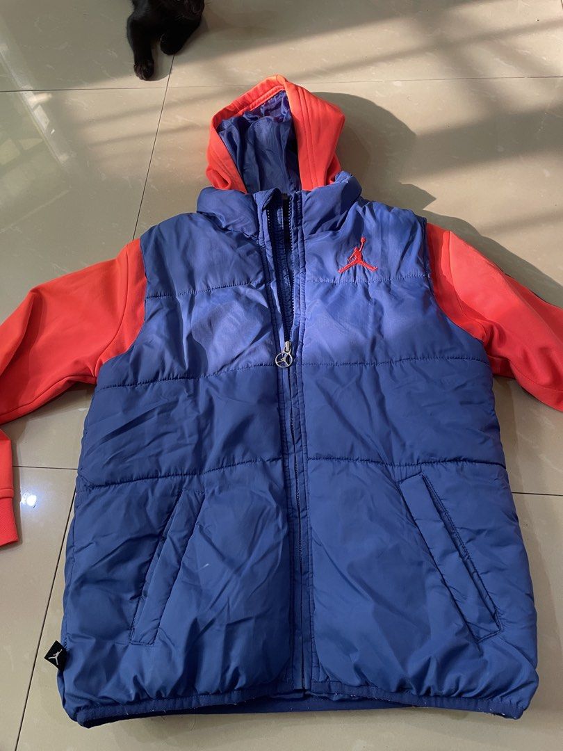 Jordan puffer jacket (Category: Other Babies Going Out Needs) located in Rizal. Submitted by allenrion (Listing ID 1465836294, Image 3). Description: Preloved jordan hooded puffer jacket Size: 8-10 years old,18 inches armpit to armpit Price: 570 pesos Flaw: may need tahiin na part Disclaimer: No brand affiliation. All items are thrifted and pre-owned. All trademarks, logos, and copyrights belong to their respective owners..