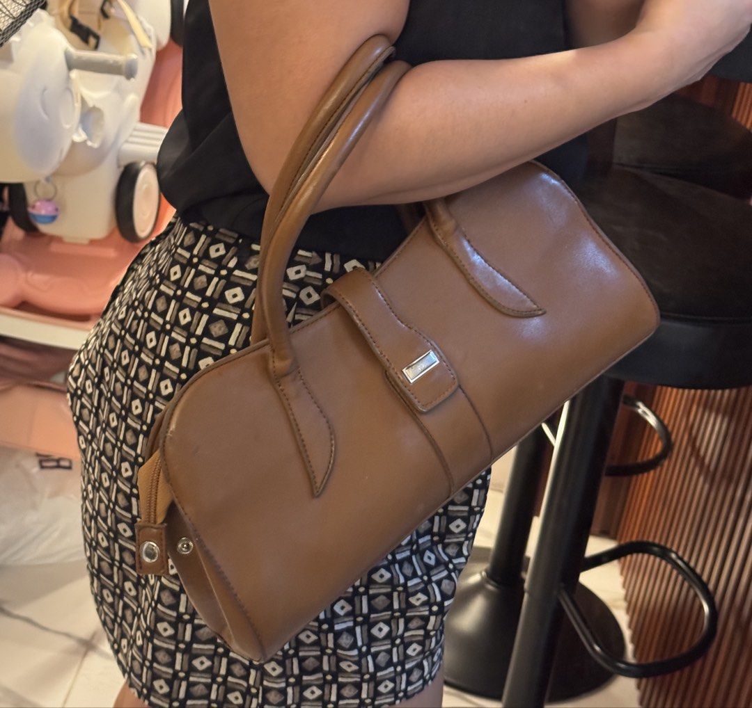Kili kili bag (Category: Shoulder Bags) located in Muntinlupa City. Submitted by Tins_preloved (Listing ID 1465766346, Image 3). Description: Brown leather-look shoulder bag in a clean minimalist style. Features dual straps, a secure top zip, and a silver buckle detail. Medium-sized to easily fit your phone, keys, and wallet. A versatile, neutral everyday bag..