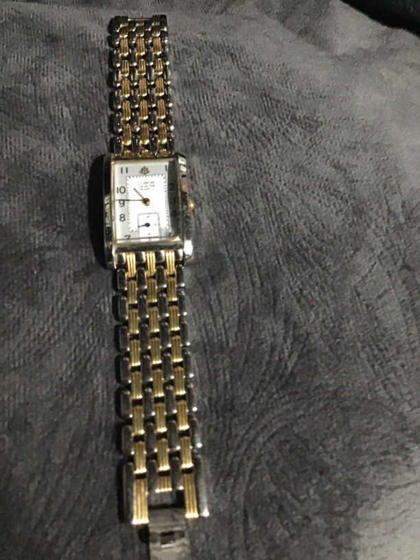 Labor Quartz authentic (Category: Women's Watches) located in Baguio. Submitted by agozun61 (Listing ID 1465916880, Image 3). Description: Quartz two tone gold and silver labor collection quartz..