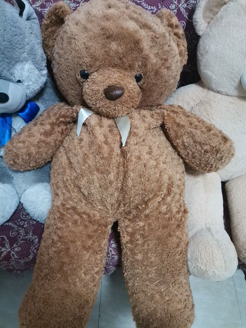 Large brown plush teddy bear with ribbon (Category: Plushies & Soft Toys) located in Makati City. Submitted by kookybearsstuff (Listing ID 1465800763, Image 2). Description: - Big and fluffy brown teddy bear - Super soft fur texture with a clean, stain-free fabric - Features dark plastic eyes and a cute brown embroidered nose - Adorned with a neatly tied cream-colored ribbon around the neck - Great size for hugging, cuddling, or cute room decor.