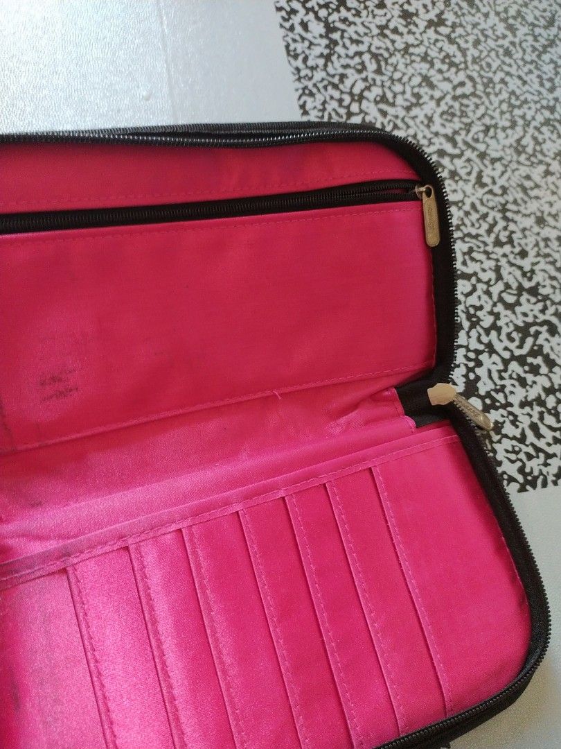 Le sportsac long wallet (Category: Wallets & Card holders) located in Manila. Submitted by timtam04 (Listing ID 1465826232, Image 3). Description: .