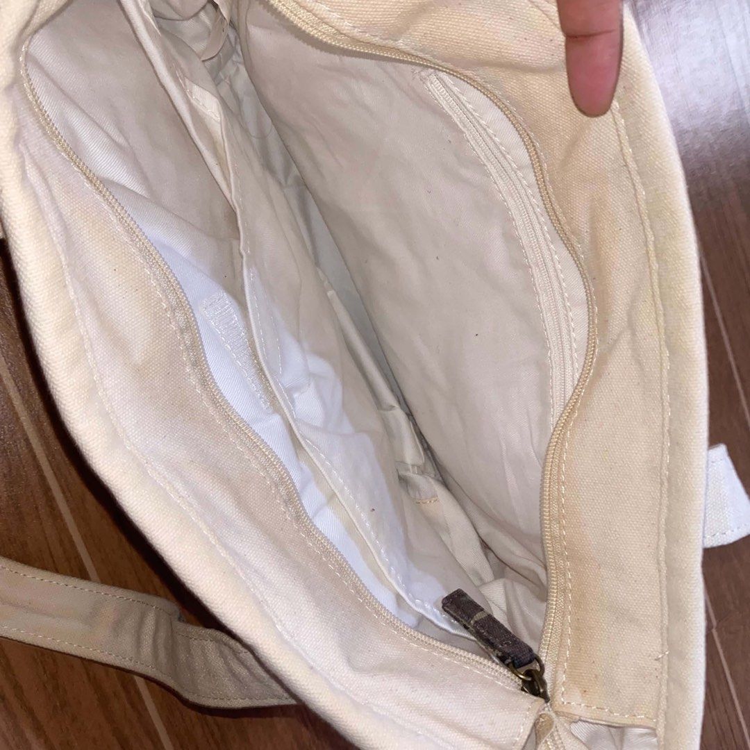Lee tote bag (Category: Tote Bags) located in Paete. Submitted by fat.archives (Listing ID 1465849626, Image 3). Description: .